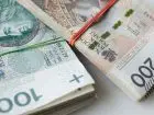 13. i 14. emerytura - banknoty polskie przewiązane gumkami