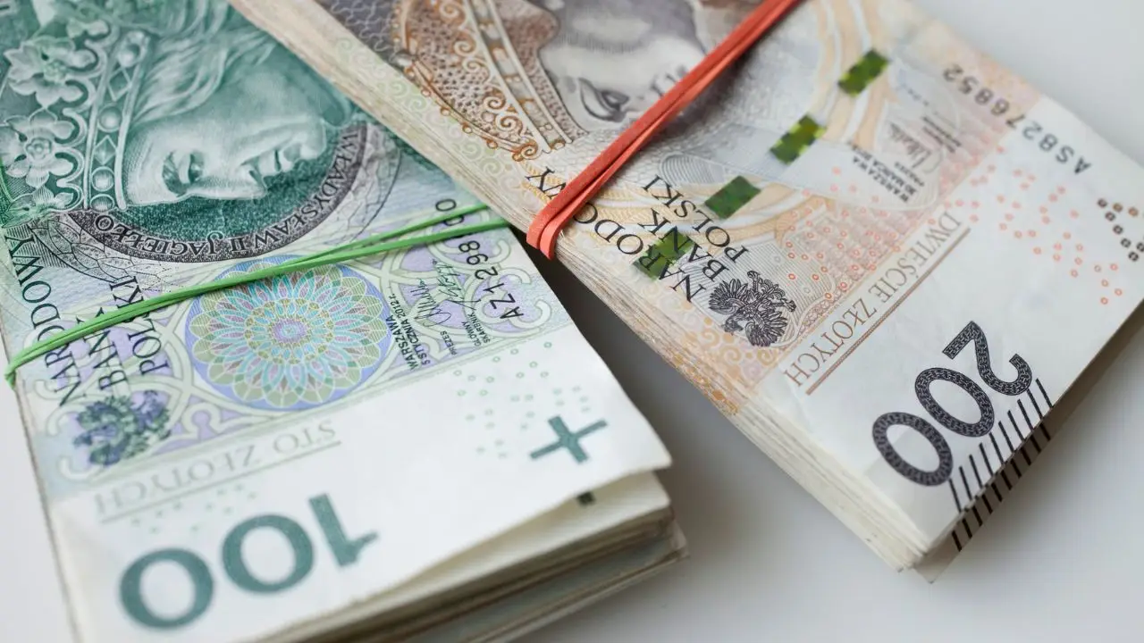 13. i 14. emerytura - banknoty polskie przewiązane gumkami