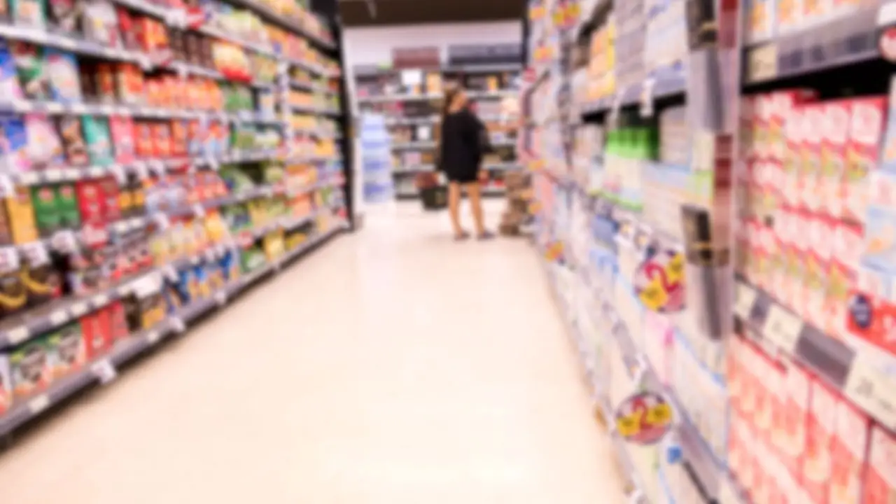 Biedronka otwarta w niedzielę - symboliczne zdjęcie wnętrza przykładowego supermarketu