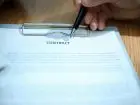 Czy umowa kontraktowa zastąpi umowę o pracę - dłoń wskazująca na dokumencie napis contract