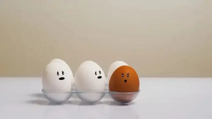 Dyskryminacja w pracy - jajka z narysowanymi twarzami