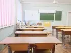 Nauka w szkołach ponadpodstawowych, strefy - ławki w szkolnej sali