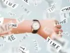 Okres rozliczeniowy - zegarek na nadgarstku, wokół fiszki z napisem time