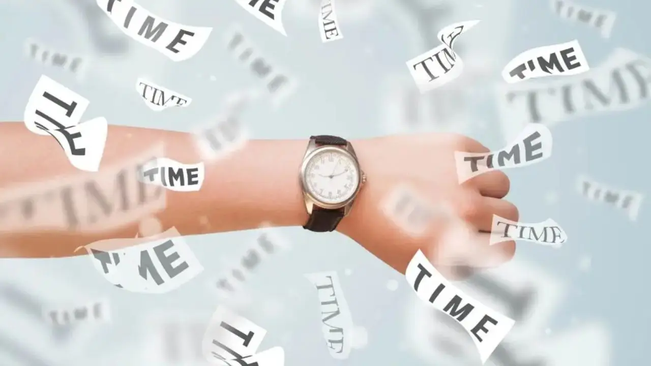 Okres rozliczeniowy - zegarek na nadgarstku, wokół fiszki z napisem time