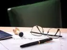Podatek od spadków i darowizn - zmiany w ustawie - dokument dziedziczenia położony na biurku obok okularów, długopisu i pieczątki
