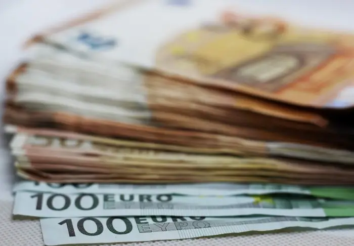 Pieniądze w walucie euro rozrzucone na blacie