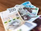 Tarcza finansowa PFR pułapką? - banknoty polskie na stole