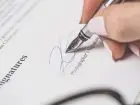 Umowa B2B - składanie pospisu długopisem na dokumencie