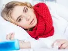 Urlop menstruacyjny - schorowana kobieta leżąca w łózku