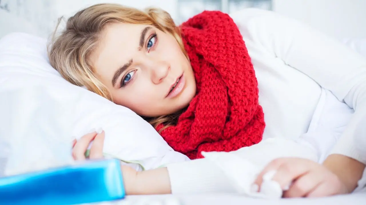 Urlop menstruacyjny - schorowana kobieta leżąca w łózku