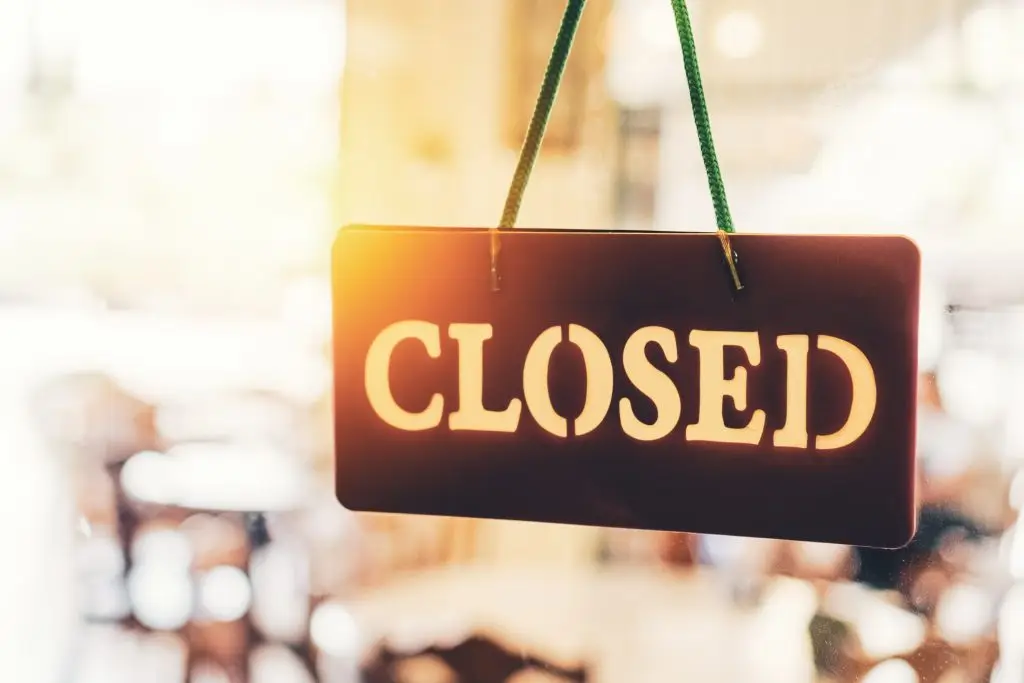 Zamknięcie restauracji przez koronawirusa - zdjęcie szyby z tabliczką "closed"