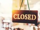 Zamknięcie restauracji przez koronawirusa - zdjęcie szyby z tabliczką "closed"