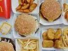Zarobki w McDonald's - burgery, frytki i inne produkty McDonald's ustawione na stole