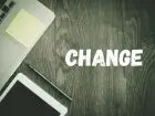 Blat z komputerem i notatnikiem i napisem change