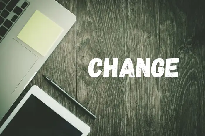 Blat z komputerem i notatnikiem i napisem change