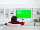Zwolnienie z abonamentu RTV - mężczyzna oglądający telewizor