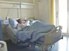 Pacjent leżący na łóżku w szpitalu