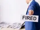 Bezrobocie utajone - mężczyzna trzymający kartkę z napisem fired