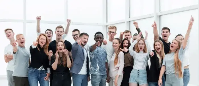 Holokracja - grupa ludzie w biurze, szczęśliwi, pozują do kamery