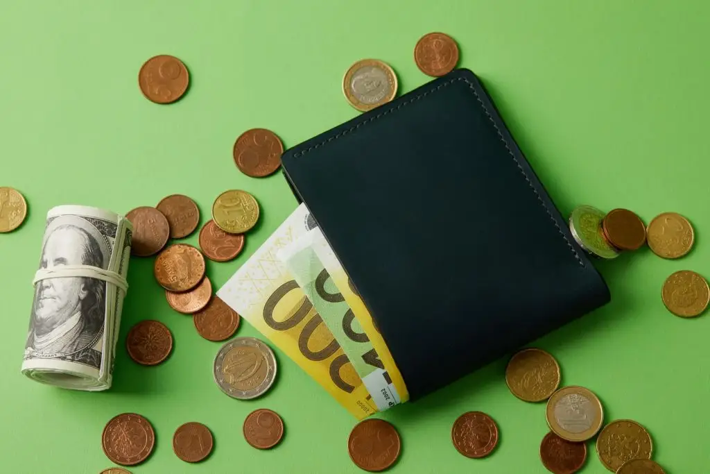 Iphone 12 Pro - ile trzeba na niego pracować - portfel wypchany banknotami i monety