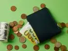 Iphone 12 Pro - ile trzeba na niego pracować - portfel wypchany banknotami i monety