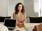 Jak odwołać rozmowę kwalifikacyjną - kobieta siedząca przy biurku podczas rozmowy rekrutacyjnej