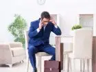 Jak się zwolnić z pracy - mężczyzna z teczką przy biurku