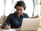 Kobieta udzielająca korepetycji online, za pośrednictwem laptopa