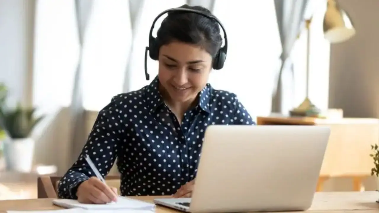 Kobieta udzielająca korepetycji online, za pośrednictwem laptopa
