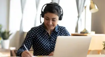 Kobieta udzielająca korepetycji online, za pośrednictwem laptopa