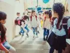 Opieka w szkołach dla dzieci osób walczących z epidemią COVID-19 - dzieci na korytarzu w szkole