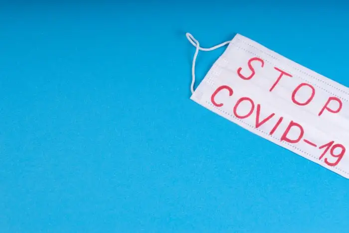 Maeczka z napisem stop covid na niebieskim tle