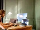 Mężczyzna pracujący z domu