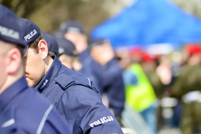 Policjanci stojący w rzędzie