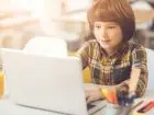 Dziecko korzystające z laptopa