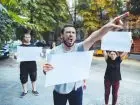 Protestujące na dworze osoby (zdjęcie symboliczne protestu)