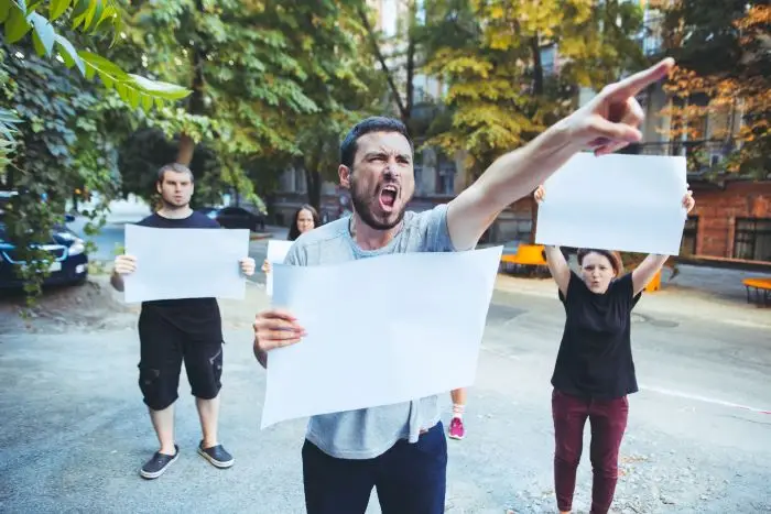 Protestujące na dworze osoby (zdjęcie symboliczne protestu)