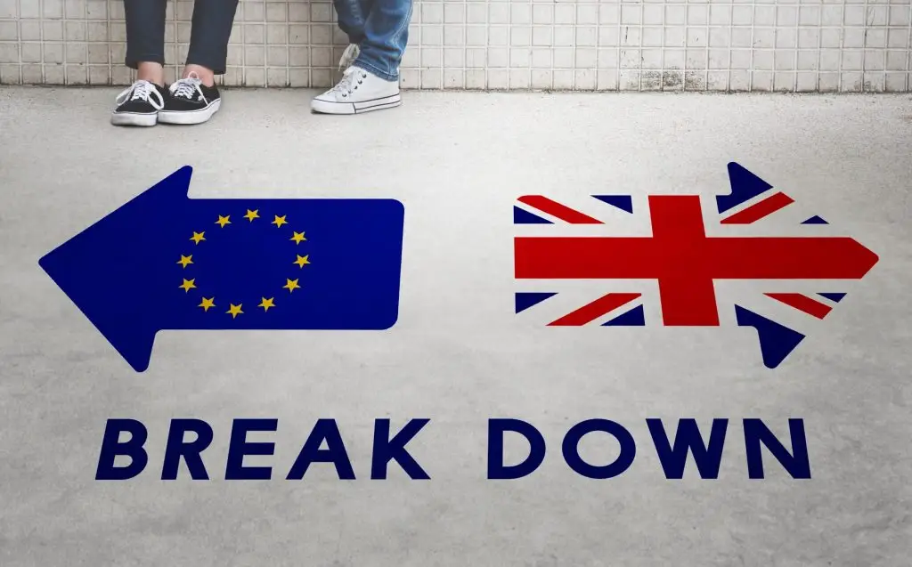 Brexit a wyjazd do Anglii - strzałki z flagą UE i Anglii