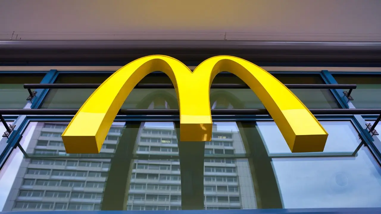 Czy McDonald's jest otwarty w święta - logo przykładowej restauracji