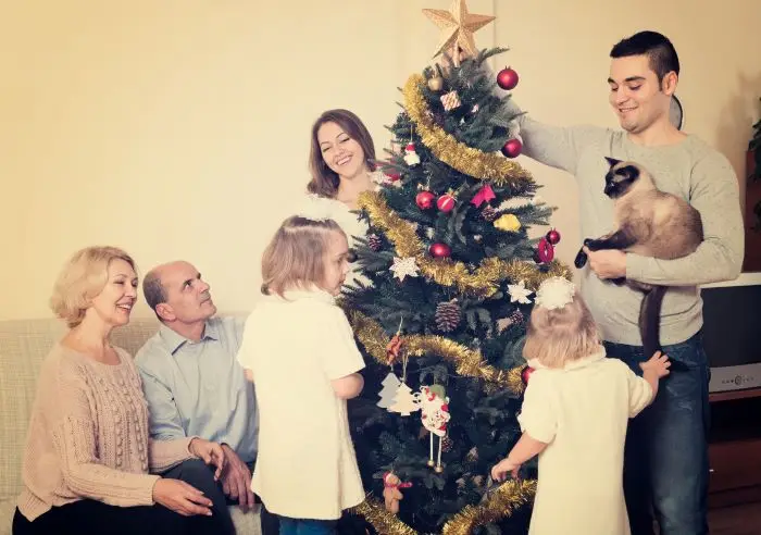Rodzina ubierająca choinkę