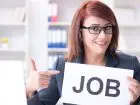 Kobieta poszukująca pracy trzymająca kartkę z napisem job