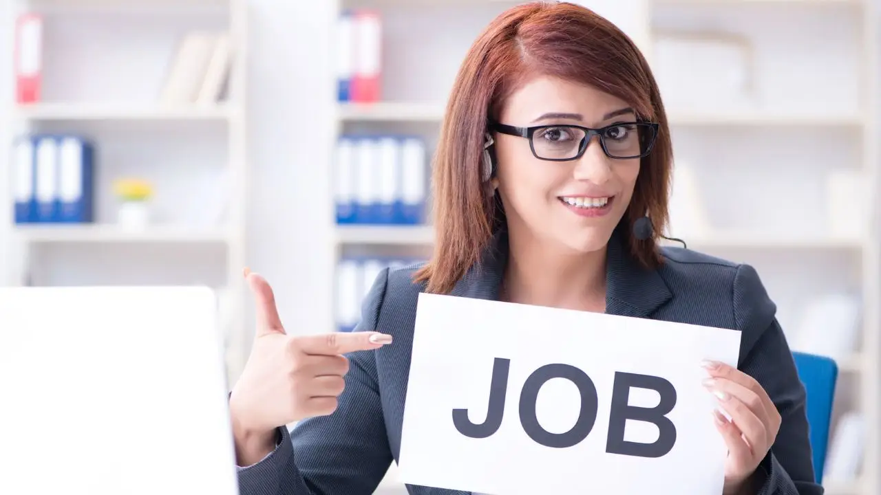 Kobieta poszukująca pracy trzymająca kartkę z napisem job