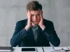 Zmartwiony mężczyzna przy biurku