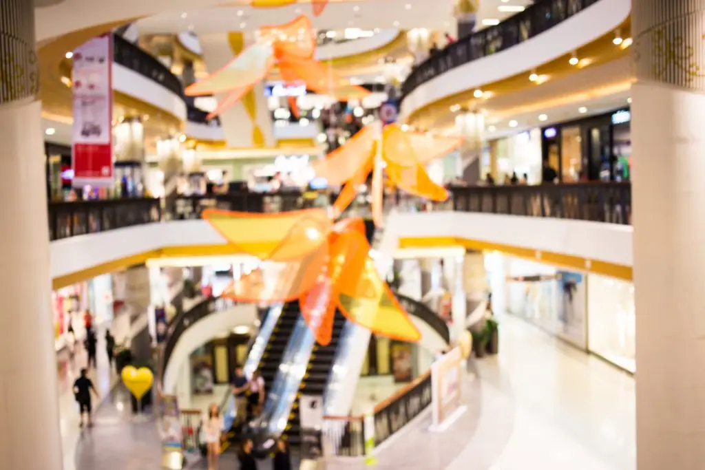 Kaucja za wejście do galerii - zamazany obraz centrum handlowego