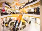 Kaucja za wejście do galerii - zamazany obraz centrum handlowego