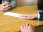 PPK a zmiana pracy - pracownik wręczający wypowiedzenie pracodawcy przy biurku