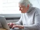Seniorka korzystająca z laptopa