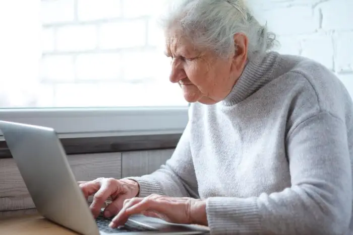 Seniorka korzystająca z laptopa