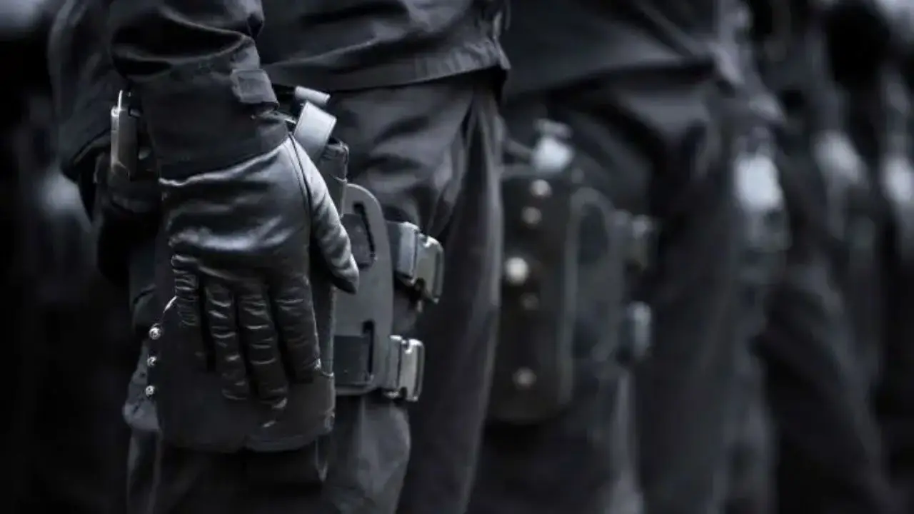 Zdjęcie przedstawiające fragment uposażenia policjantów