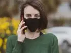 Kobieta odbiera telefon z urzędu skarbowego